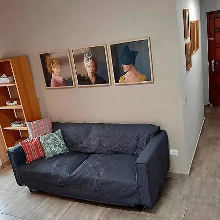 Drago Chico, Apartment